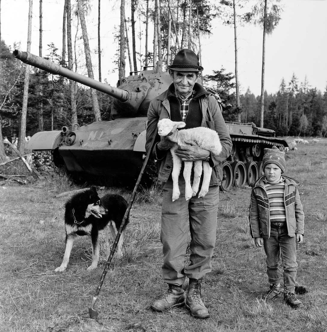 Schäfer mit Enkel am Truppenübungsplatz - Roding 1990